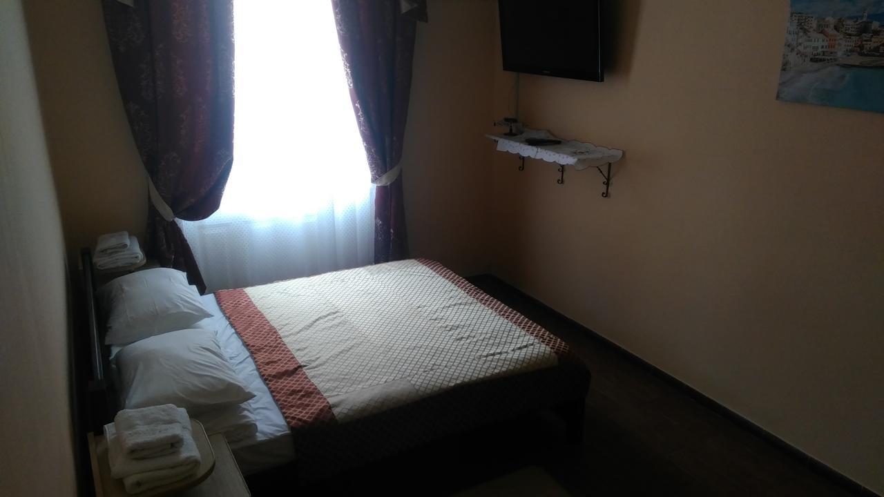Кімнати В Центрі Hotel Uzhhorod Exterior photo